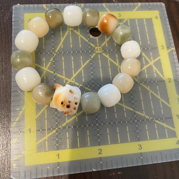 Handmade unique bodhi bead bracelet with fox of nine tails carved bead - Picture 5 of 6